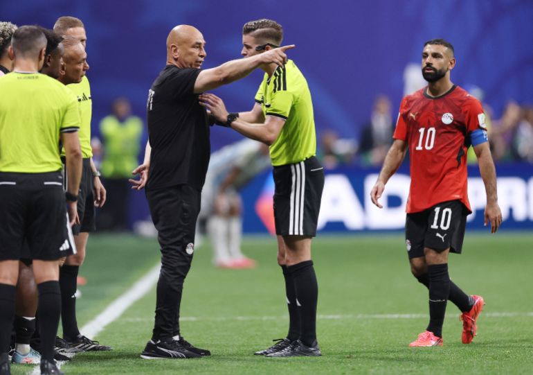 ATLANTA, GEORGIA - JULY 07: Hossam Hassan, Head Coach of Egypt, argues with referee Francois Letexier during the FIFA World Cup 2026 Round of 16 match between Argentina and Egypt at Atlanta Stadium on July 07, 2026 in Atlanta, Georgia. Buda Mendes/Getty Images/AFP (Photo by Buda Mendes / GETTY IMAGES NORTH AMERICA / Getty Images via AFP)