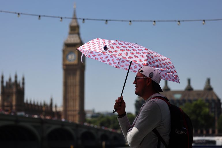epa13063501 A pedestrian shelters from the sun during a hot day in London, Britain, 25 June 2026. The Met Office has issued a red warning for extreme heat, as a heatwave continues to grip much of the country. EPA/ANDY RAIN