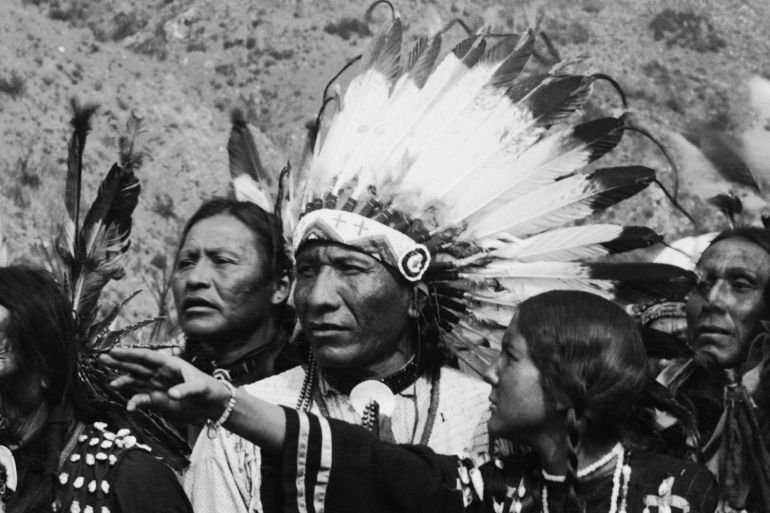 Group-Of-Native-Americans-In-Traditional-Dess-1783138861